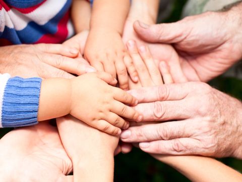 Hände aus verschiedenen Generationen