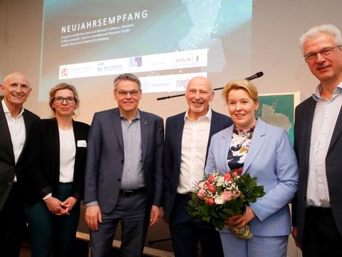 Gruppenbild der Redner_innen des Neujahrsempfangs der Unternehmensnetzwerke und des Bezirksamtes Tempelhof-Schöneberg; von links nach rechts: Ulrich Misgeld, Dr. Julia Neuhaus, Jörn Oltmann, Norbert Wittke, Franziska Giffey, Hinrik Weber (Bild: Sven Darmer)