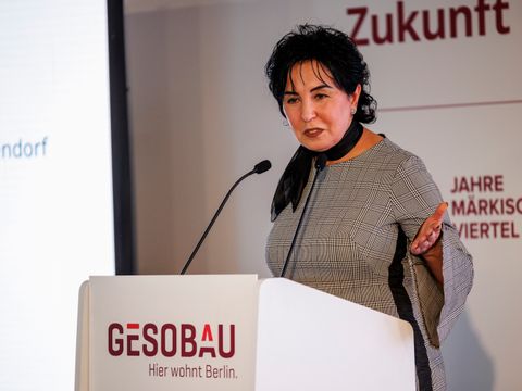 Bezirksbürgermeisterin Demirbüken-Wegner begrüßt die Symposiumsteilnehmer (Bild: Christoph Schieder)