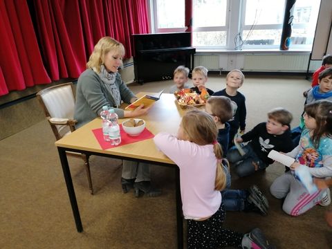 Bezirksstadträtin Schultze-Berndt mit Schülerinnen und Schülern der Borsigwalder-Grundschule. (Bild: BA Reinickendorf)