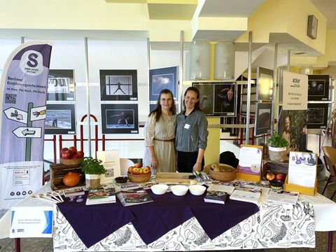 Ernährungslotsinnen stehen hinter einem Infostand