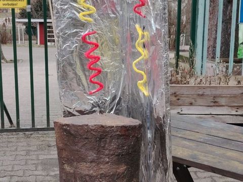 Eine selbstgebastelte Wahlurne in Form eines Dönerspießes mit einem Schild, auf welchem steht "Mach Döner 3€"