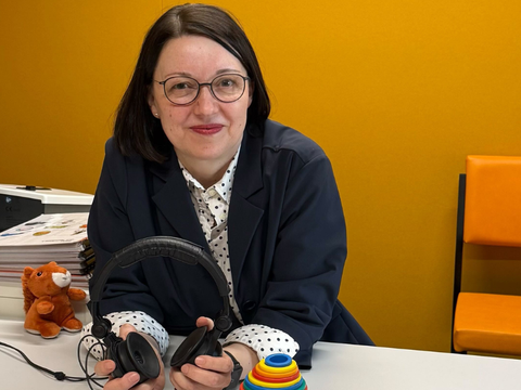 Dr. Ulrike Napiontek in der Hörkammer der Hörberatungsstelle