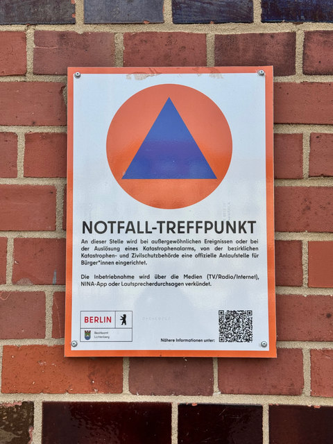 Ein Schild mit der Aufschrift: "Notfall-Treffpunkt".