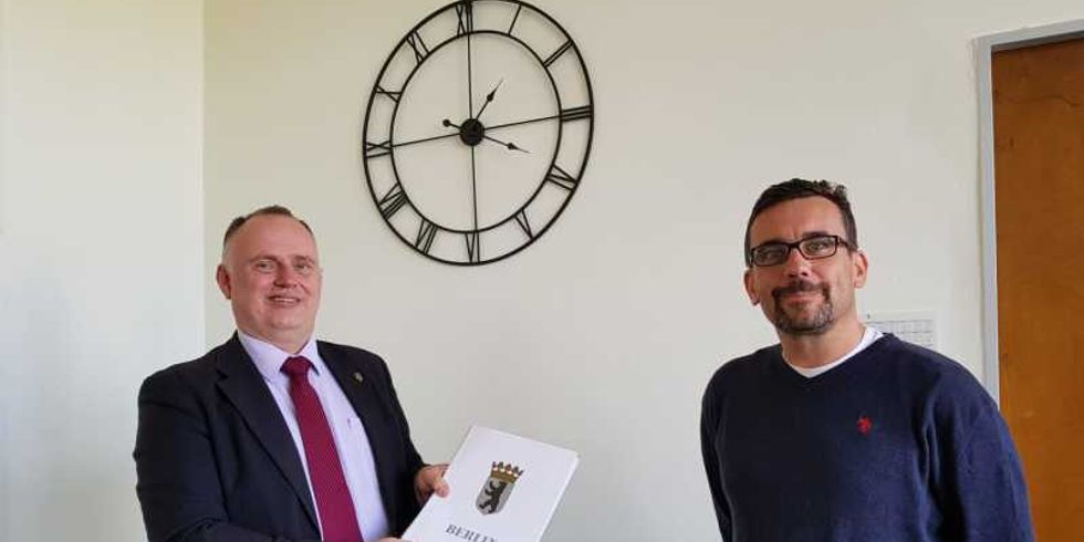 Bezirksstadtrat Detlef Wagner und Staatssekretär Alexander Fischer bei der Unterzeichnung des Rahmenvertrages GStU (2)