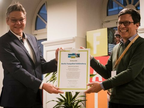 Bezirksbürgermeister Jörn Oltmann (links) und Marcelo Crescenti von Fairtrade Deutschland e.V. (rechts) (Bild: Aktionsbündnis Fairer Handel / Marlene Fulde)