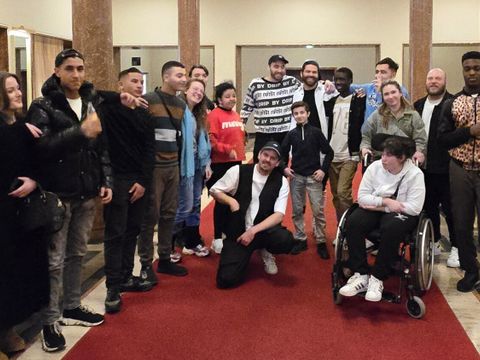 Die vier Beatboxer der Band The Razzzones rockten zuerst die Bühne, dann machten Sie ein gemeinsames Erinnerungsfoto mit den Schüler*innen