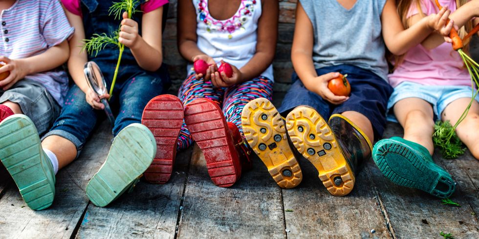 Kinderfüße nach Garteneinsatz