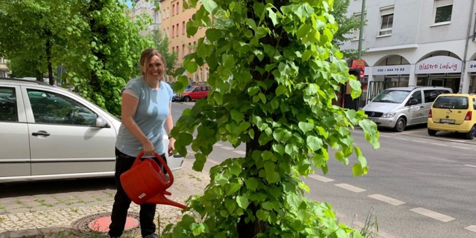 Bäumegießen mit Umweltstadträtin Clara Herrmann