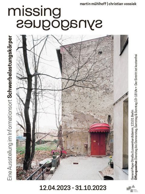 Das Ankündigungsplakat der Ausstellung zeigt den ehemaligen Standort der Privatsynagoge Beth Jitzschok des Synagogenvereins Thorah-Chessed e.V. in der Kantstraße 125. (Bild: Mühlhoff & Vossiek, 2004/5ff)