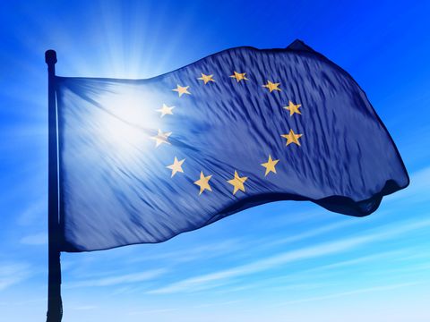 Europaflagge von der Sonne durchleuchtet