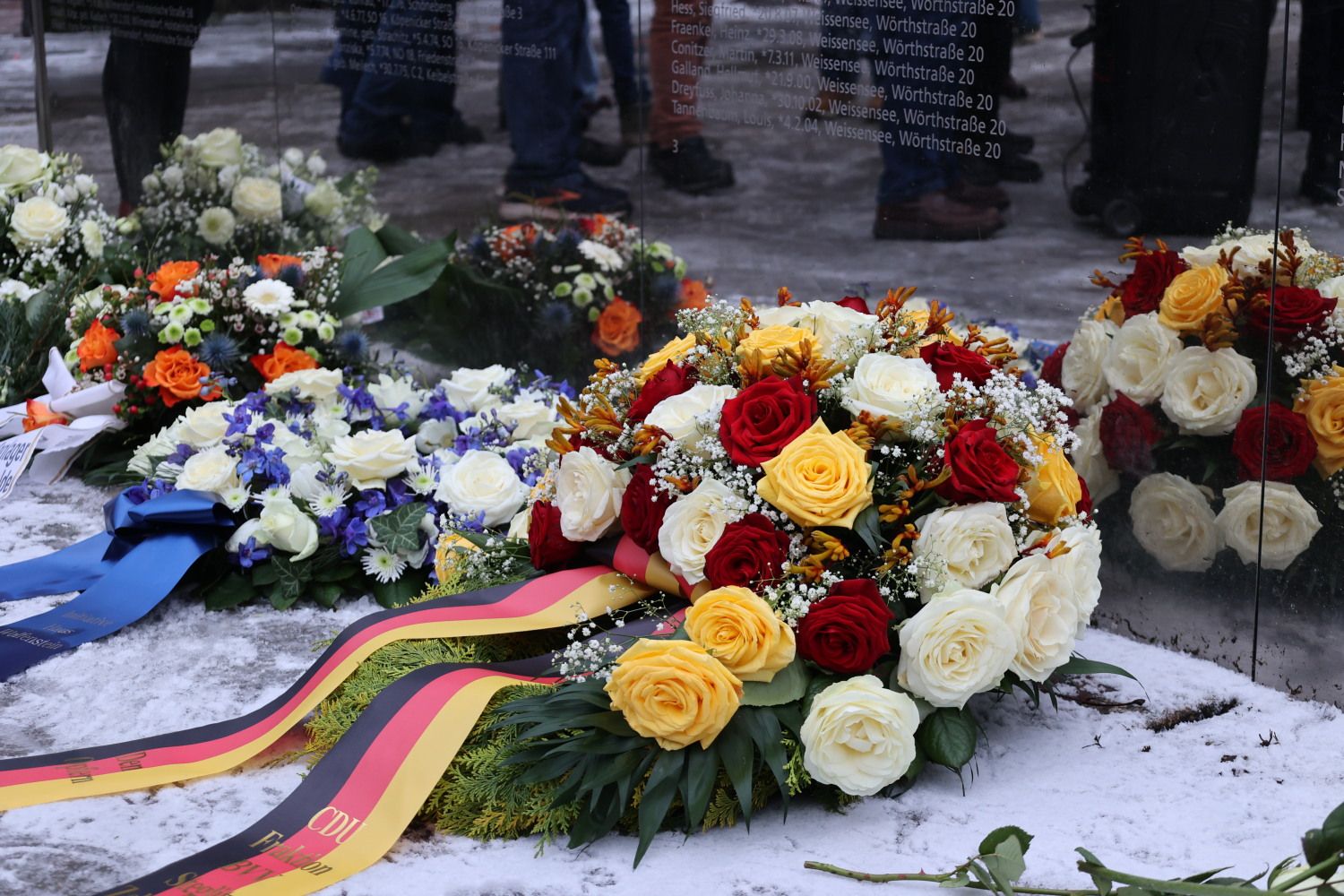 Steglitz, ein Wintermärchen? - Kranzniederlegung vor der Spiegelwand am Holocaust-Gedenktag 2026