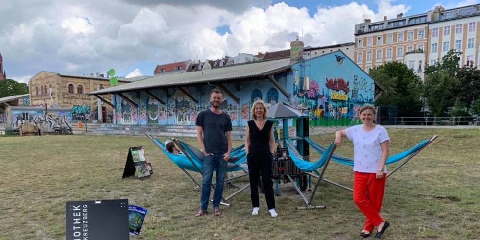 Bezirksstadträtin Clara Herrmann stellt das BiboBike der Stadtbibliothek vor