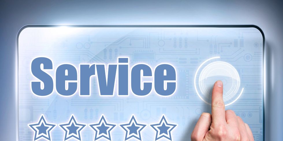 Finger berührt Schild "Service"