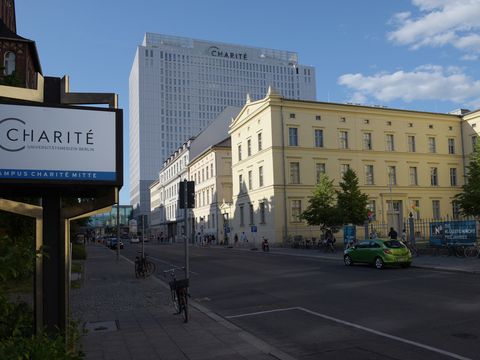 Der Campus der Charité in Mitte, im Hintergrund das sanierte Bettenhochhaus