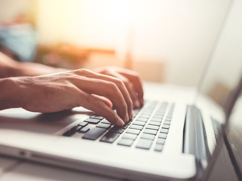 Person nutzt Laptop