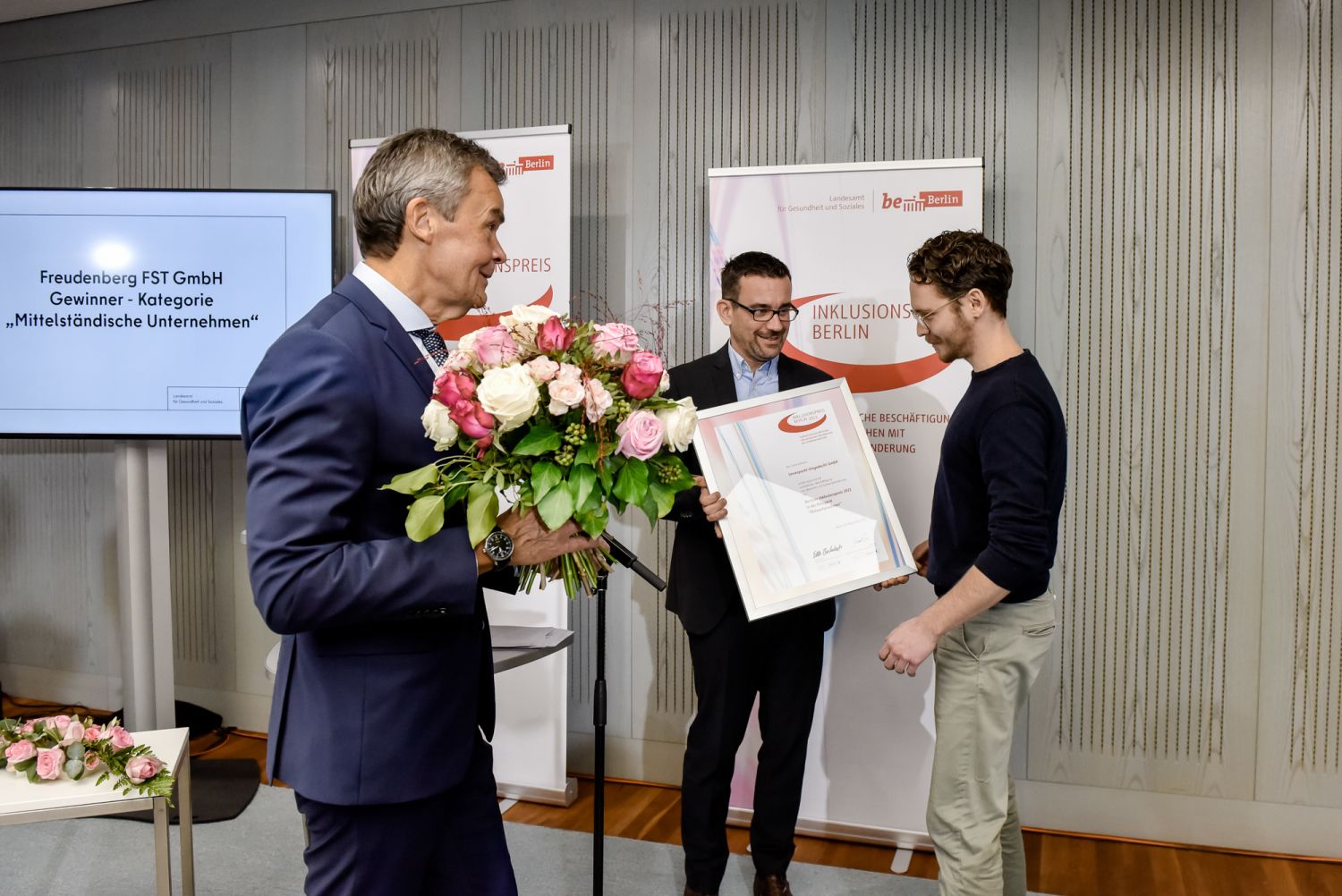 Herr Thiel und Herr Fischer überreichen Preise