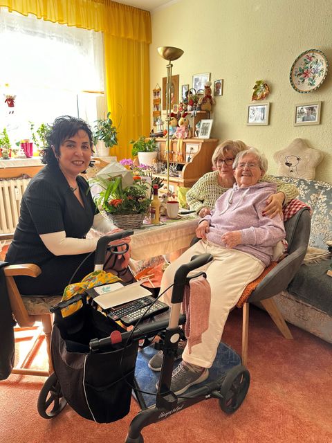 Bezirksbürgermeisterin Demirbüken-Wegner besucht Ursula Schäfer zum Geburtstag. (Bild: BA Reinickendorf)