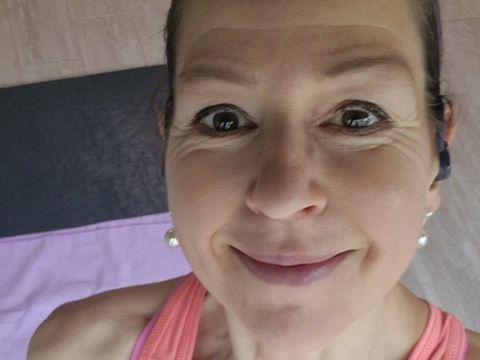 Selbstportrait Iris Schaub von oben fotografiert mit Yogamatte im Hintergrund