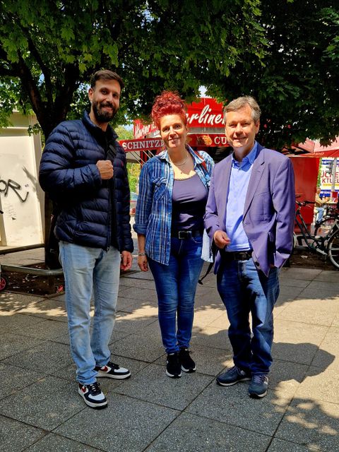 Cagri Coskun, Berna Ercan (Horizonte gGmbH) und Bezirksstadtrat Uwe Brockhausen bei einer weiteren Aktion zum Schutz vor Hitze am Kurt-Schumacher-Platz (v.l.n.r.) (Bild: BA Reinickendorf)