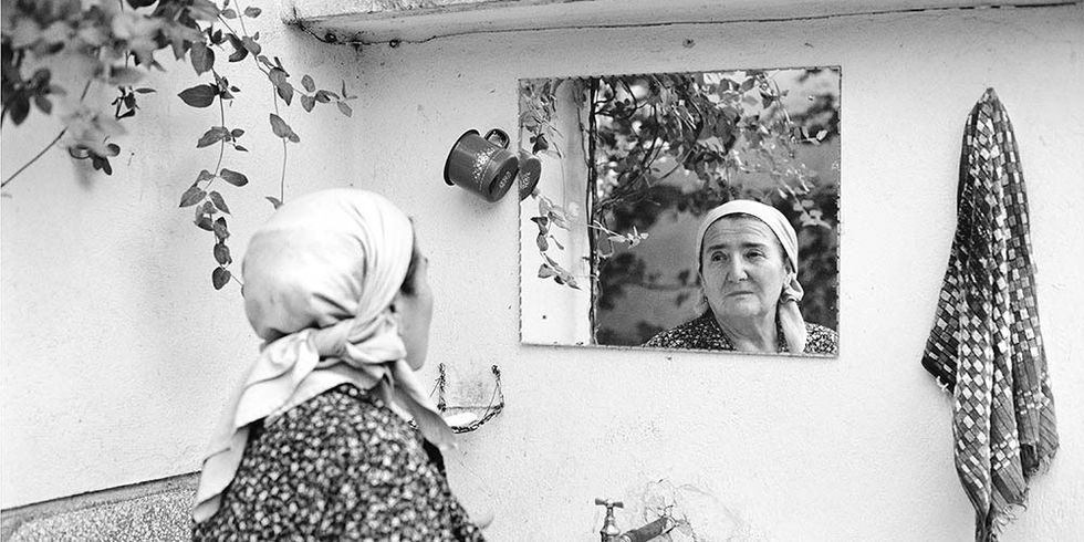 Das Foto „Lenuta im Spiegel“ von Loredana Nemes.