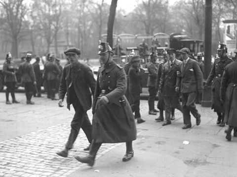 Polizei führt Demonstranten ab