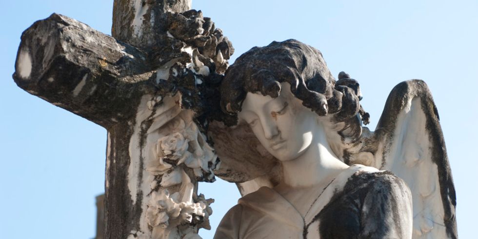 Steinengel mit Kreuz und Rosen Friedhof