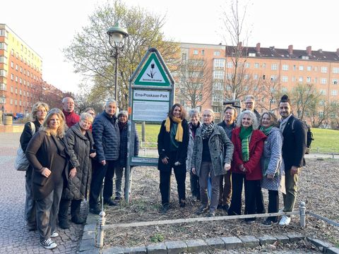 Bezirksstadträtin Dr. Ellenbeck mit Teilnehmenden bei der feierlichen Benennung des Erna-Proskauer-Parks (Bild: Bezirksamt Tempelhof-Schöneberg/Marlena Handels)