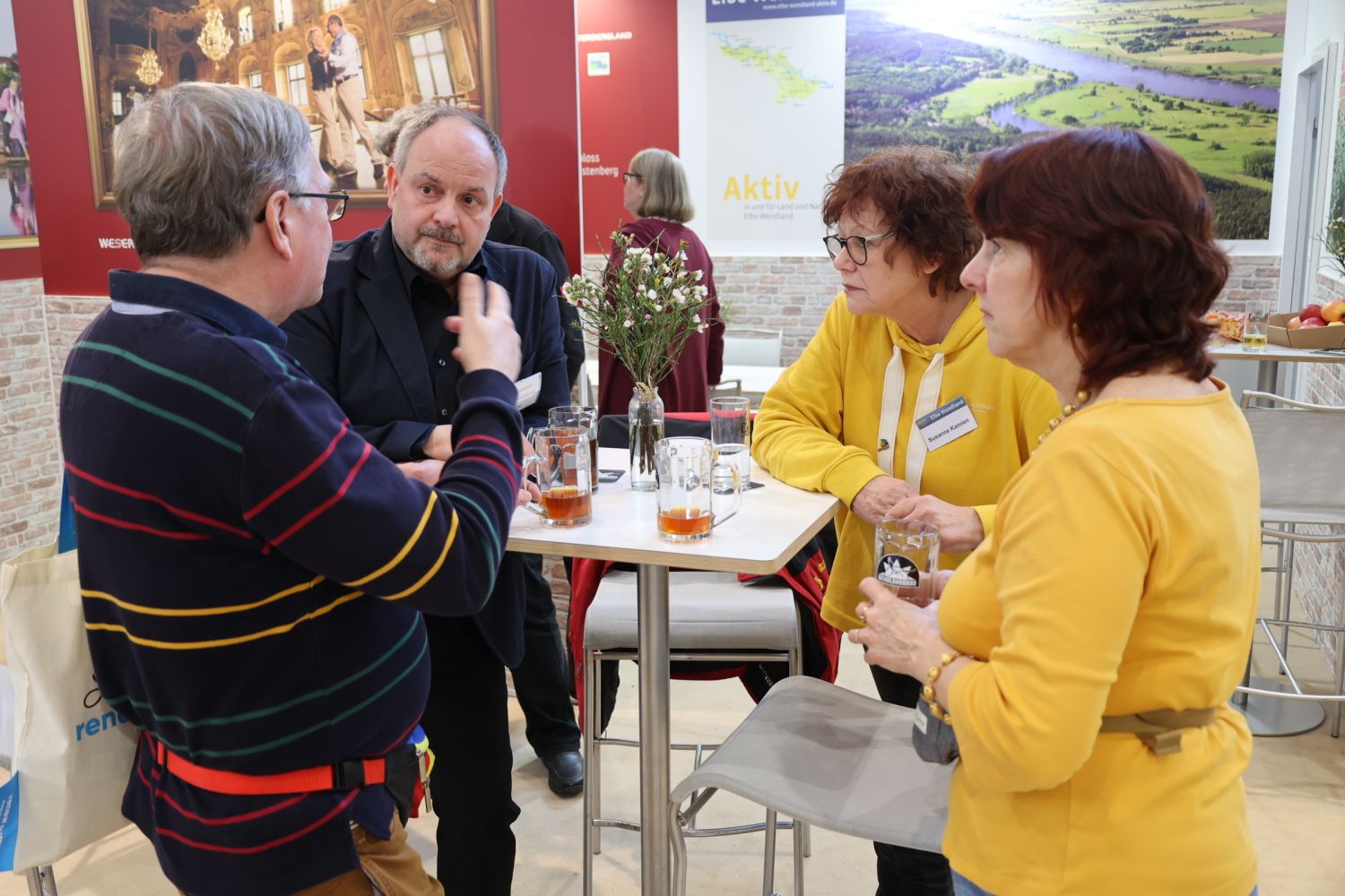 20. Januar 2024: In Fachgespräche vertieft - auf dem Elbe-Wendland-Gemeinschaftsstand in der Niedersachsenhalle (Grüne Woche)