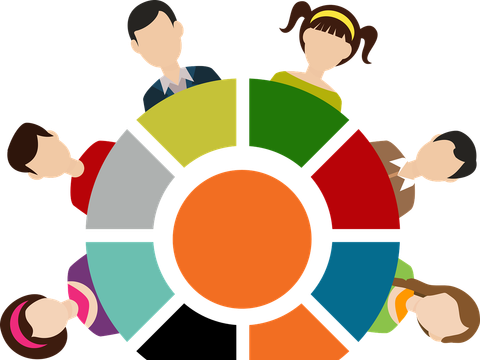 Menschen sitzen um einen Tisch 