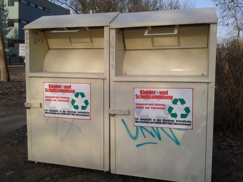 Zwei Altkleidercontainer auf der Straße