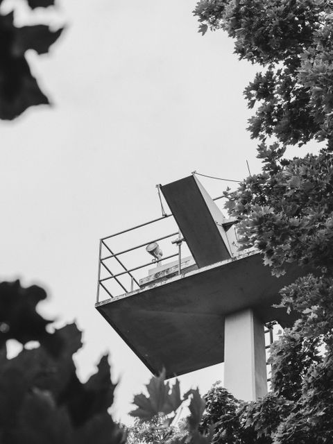 Lichtmastplattform im Anita Berber Park schwarz-weiß