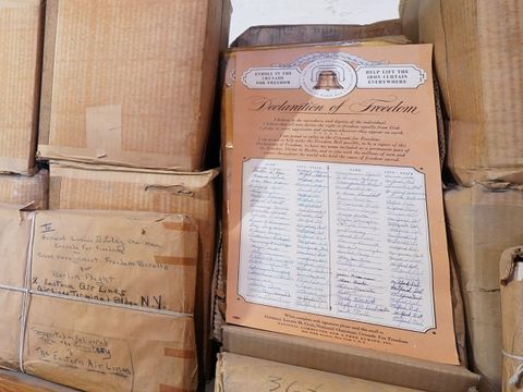 mehrere Pakete. Auf einem ist eine Liste mit Unterschriften angebracht.