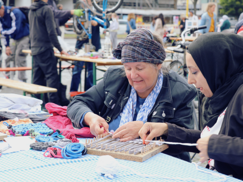 Bürgerinnen arbeiten mit Materialien beim Müllfest 2025