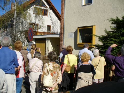 An der Gedenktafel für Arnold Zweig, Foto: KHMM