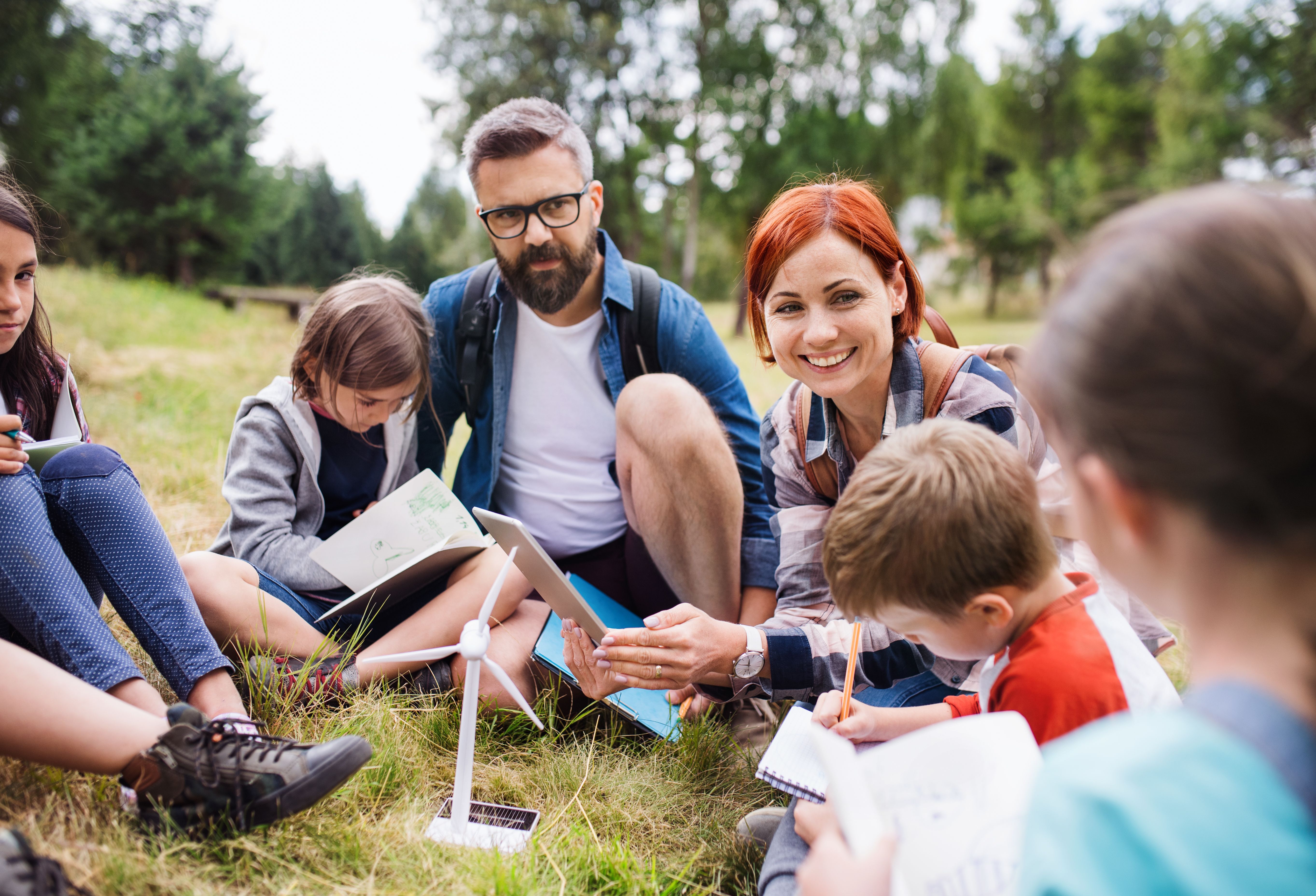 Lehrer und Schüler beim Unterricht in den freien Natur
