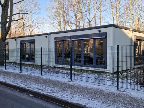 Außenansicht der Mensa der Hausotter-Grundschule (Bild: BA Reinickendorf)