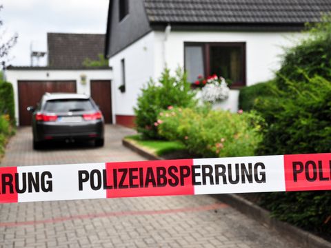 Polizeiabsperrung vor einem Wohnhaus