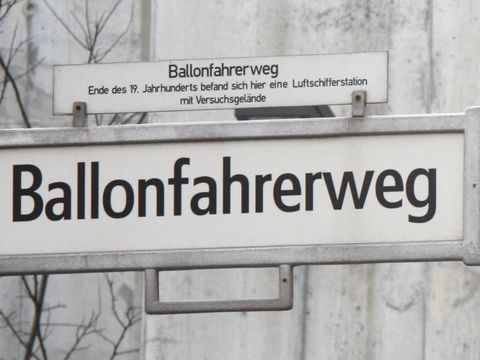 Straßenname am Bahnhof Südkreuz