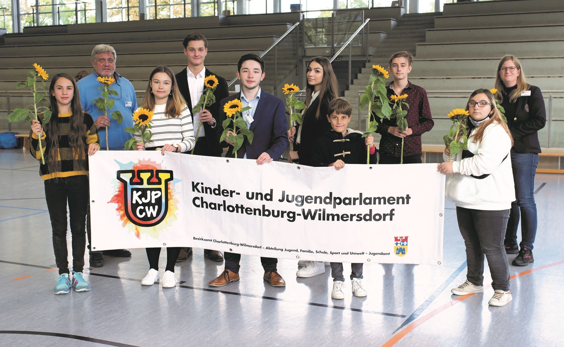 Vorstand Kinder- und Jugendparlament Charlottenburg-Wilmersdorf 18. Wahljahr 2020/2021: v.l.n.r. Olga Lucia Martinez, Thomas Juhl (Leiter der Geschäftsstelle), Lena Werner (Vorsitzende), Leon Rahn, Miguel Góngora, Maila Mehic, Nicolas Spiegel, Simon Özkan, Meryem Öznan, Heike Schmitt-Schmelz (Jugendstadträtin) (Bild: Uwe Lauterkorn)