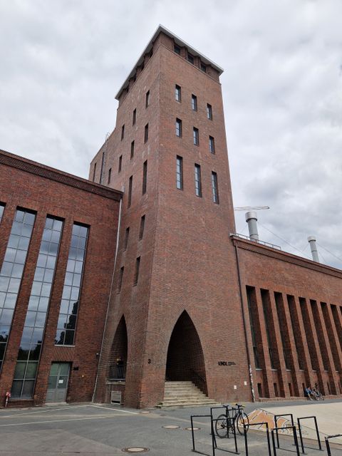 Backsteingebäude mit Turm in der Mitte