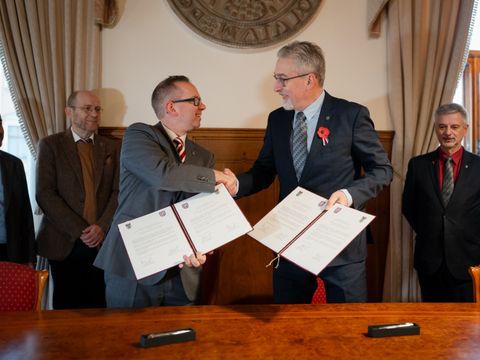 Shake-Hands nach Vertragsunterzeichnung