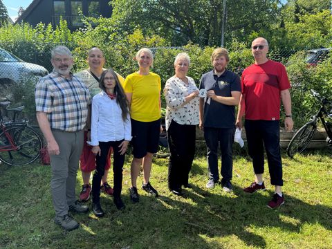 Übergabe der Sondermittel-Plakette mit (v.l.n.r.) Detlef Trappe (Sportausschussvorsitzender, CDU), Stefan Valentin (SPD), Andrea Behnke (B90/Die Grünen), Antje Zellmer (2. Vorsitzende RVP Saffonia), Kerstin Köppen (BVV-Vorsteherin), Angelo Rudolphi (1. Vorsitzender RVP Saffonia), Hinrich Westerkamp (B90/Die Grünen) (Bild: BA Reinickendorf)