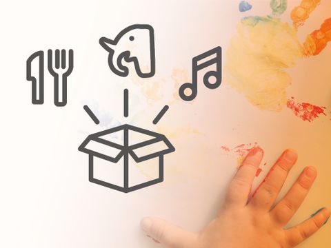 Kinderhand macht Abdruck mit Fingerfarbe