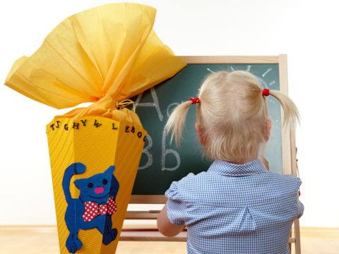 Blondes Mädchen zum Schulstart