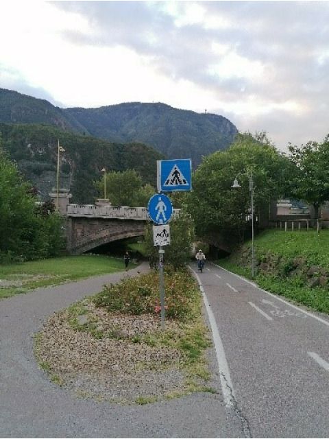 Platz für Fußgänger:innen und Radfahrer:innen und Hundeauslauf