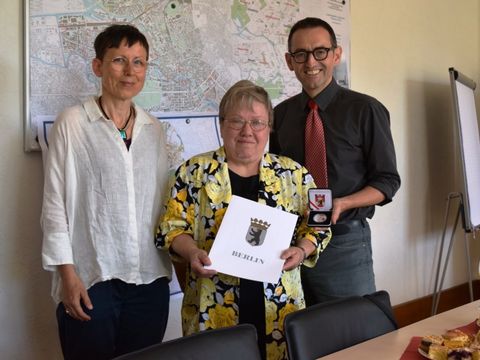 Verleihung der Bezirksverdienstmedaille an Anica Valentin. Mit dabei Frau Dr. Ulrike Freikamp und Bezirksbürgermeister Stephan von Dassel