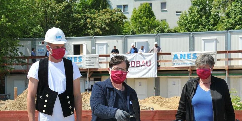 Grundsteinlegung Quartier Stadtgut Hellersdorf - Dagmar Pohle legt den Grundstein