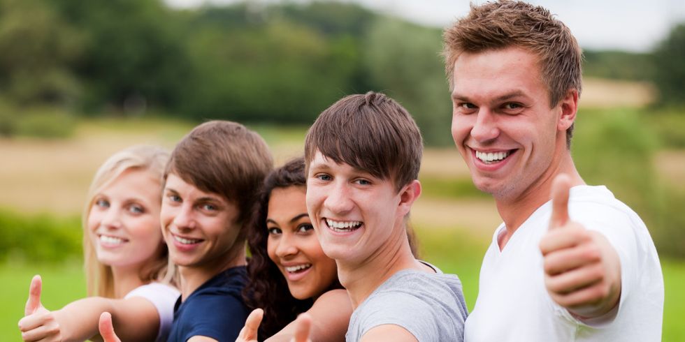 motiviertes team zeigt daumen hoch
