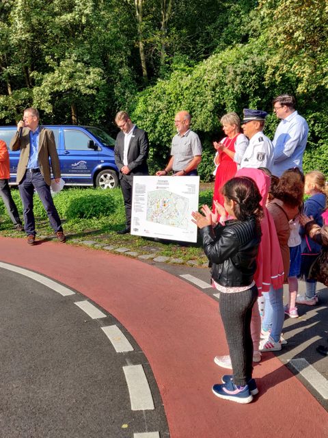 Übergabe des neuen Schulwegplans an Kinder der Lauterbach-GS (Bild: Bezirksamt Reinickendorf)